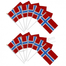 fãs de futebol mini norueguês mão bandeira