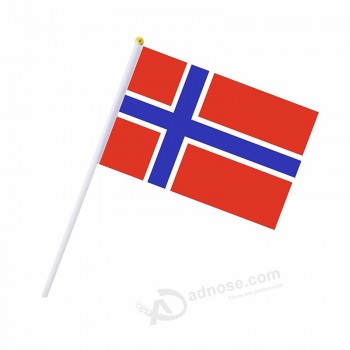 Éventail agitant mini drapeaux norvégiens tenus à la main