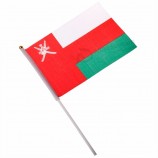 Оман страна рука флаг Оман рука размахивая флагом