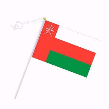 Main personnalisée d’Oman agitant le drapeau national de football