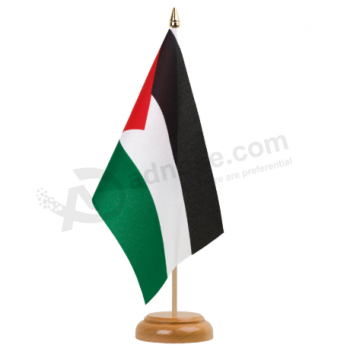 Hete verkopende vlag van Palestina op tafelblad met houten voet