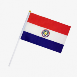 Großhandel Farbe gedruckt Paraguay Hand wehende Flagge mit Stock