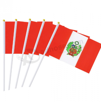 Los fanáticos que animan el país de Perú ondeando banderas