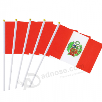 pequeñas banderas nacionales de palo peruano de mano para la Copa Mundial