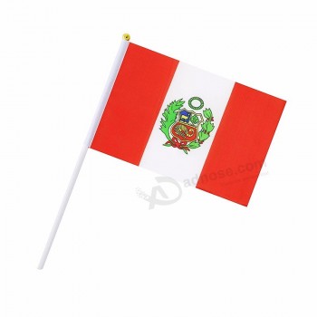 페루 축제는 플라스틱 기둥으로 손 깃발을 흔들며 격찬