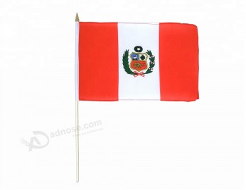 los fanáticos de la Copa Mundial de fútbol 14x21cm ondeando la bandera de Perú a mano