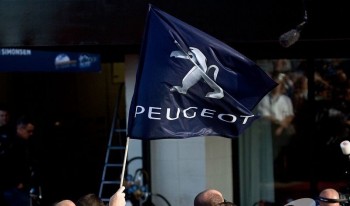 Peugeot vlag op Silverstone