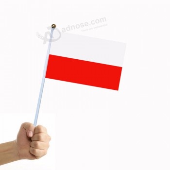 mini mão de poliéster tremendo bandeira da polônia atacado