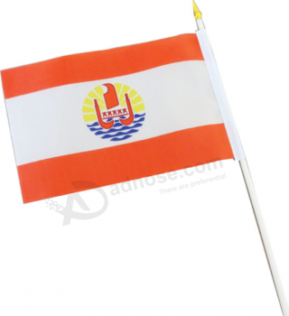fãs torcendo bandeira polinésia mão bandeira de onda