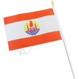 mini stendardo bandiera polinesia tenuta in mano