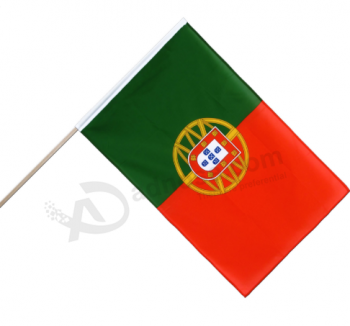 优质的葡萄牙手持挥舞旗帜助威