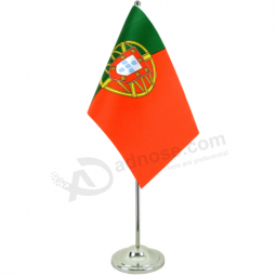 批发聚酯葡萄牙办公桌旗，带金属支架
