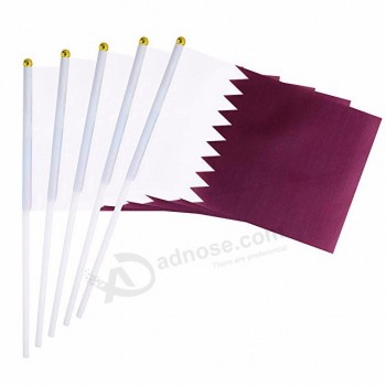 Día nacional souvenir qatar promoción mano bandera con asta de la bandera