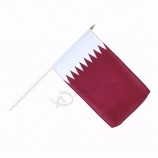 カタールの国旗を振って応援日