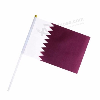 깃발을 흔드는 작은 카타르 손을 응원하는 폴리 에스테 직물 스포츠 팬