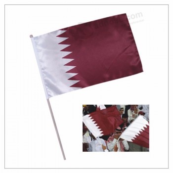 Bandiera tenuta in mano del tifoso del paese nazionale qatar del poliestere
