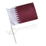 bandera de la mano de qatar con palo de madera y plástico para eventos