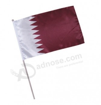 bandiera della mano del Qatar con bastone in legno e plastica per eventi