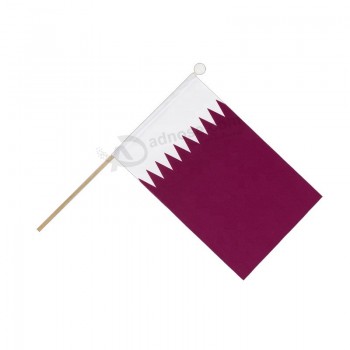 Landhand, die digitale prining Polyester-kleine Katar-Handflagge wellenartig bewegt