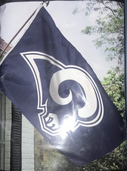 Caseys distribuant le drapeau 3x5 des Rams de Saint-Louis