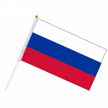 Rusia imprimiendo a los fanáticos del fútbol 2019 en la bandera de la mano