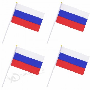 mini bandiera tenuta in mano della tazza di mondo Russia per la promozione