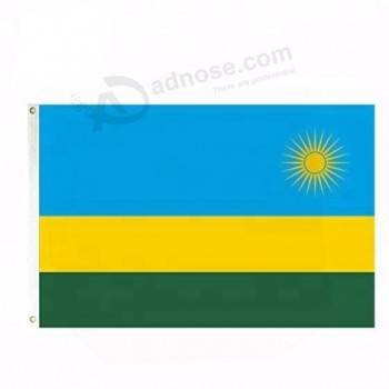 bandiera della bandiera del Ruanda di uso dell'automobile tenuta in mano del poliestere