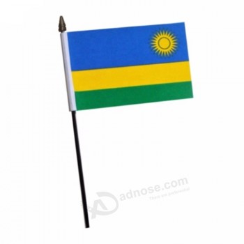 bandiera tenuta in mano del Ruanda del rifornimento della fabbrica della Cina con l'asta di plastica o di legno