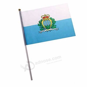 флаг полиэфира ткани САН-Марино размахивая рукой с пластичным поляком