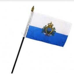 Bandeira de mão nacional de san marino / bandeira de bandeira de san marino país mão