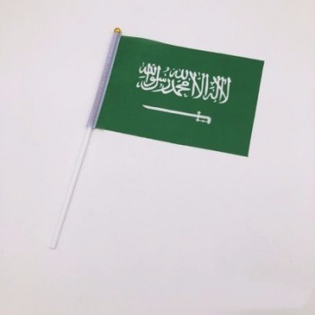 Fã acenando mini bandeiras sauditas de mão nacionais