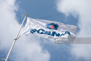 O logotipo da scania fica em uma bandeira voando do lado de fora