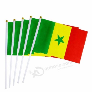 Drapeau sénégalais à la main polyester sénégalais agitant le drapeau