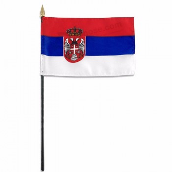 Hete Servië voetbalteam fan nationale vlag