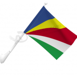 bandiera nazionale delle Seychelles fissata al muro con asta