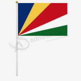 Bandiera tenuta in mano delle Seychelles 14x21cm con asta in plastica