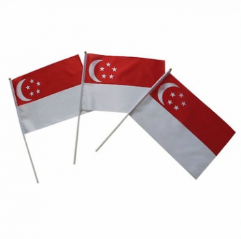 banderas pequeñas de Singapur que agitan a mano para eventos