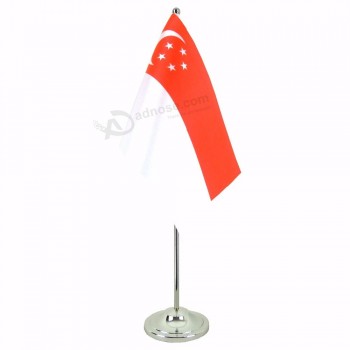 Petit drapeau national imprimé en polyester Drapeau de bureau de Singapour
