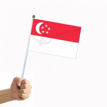 폴란드와 손 깃발을 흔들며 싱가포르 플라스틱 스틱