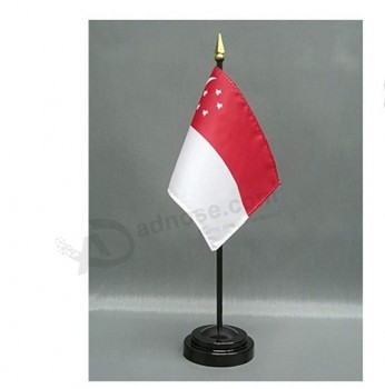 Drapeau de table de Singapour personnalisé / Drapeau de bureau de Singapour avec mât et base