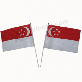 Fabbrica della bandiera di Singapore tenuta in mano incoraggiante su ordinazione