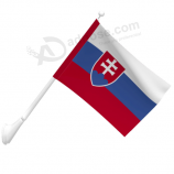 屋外の装飾的なポリエステル壁に取り付けられたスロバキアの旗