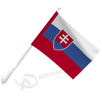 bandera nacional montada en la pared del país eslovaquia con poste