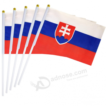 Fan de sport acclamant petite Slovaquie main secouant le drapeau