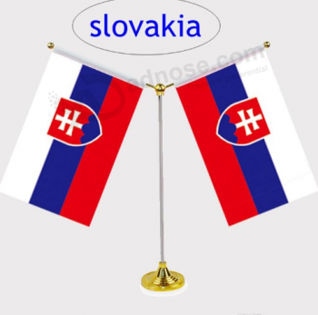 Twee vlaggen Slowakije tafelbladvlag met matelbasis