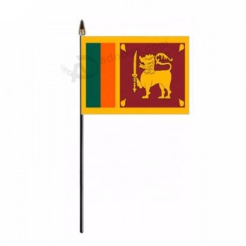 оптом индивидуальные продать хорошо 4 * 6 дюймов Шри-Ланка рукой волны флаг с золотой головкой