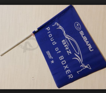 продвижение Subaru логотип рука флаг Subaru рука размахивая флагом
