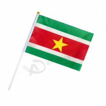 Fan, der Handflagge nationalen Landes Suriname zujubelt