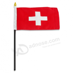 Drapeau suisse de la main du ventilateur Suisse secouant les drapeaux de la main