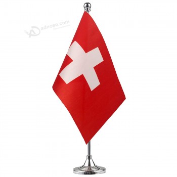 Suisse petit 4 x 6 pouces Mini pays bâton drapeau bannière avec support d’or sur un poteau en plastique de 10 pouces